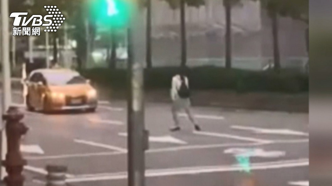 危險！白衣女站馬路往車衝　駕駛急煞險撞