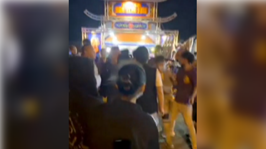 龍井一間宮廟昨晚神轎回鑾,2名男子疑因碰撞起衝突,場面一度混亂。(圖/翻攝自記者爆料網)