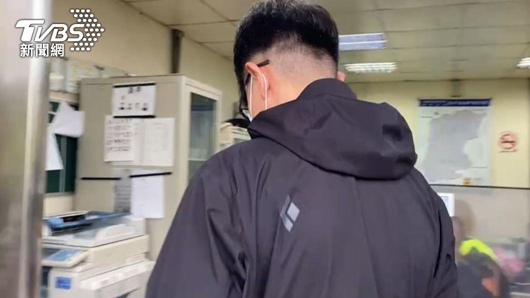 劉爸爸在派出所等待救援消息。（圖／TVBS）