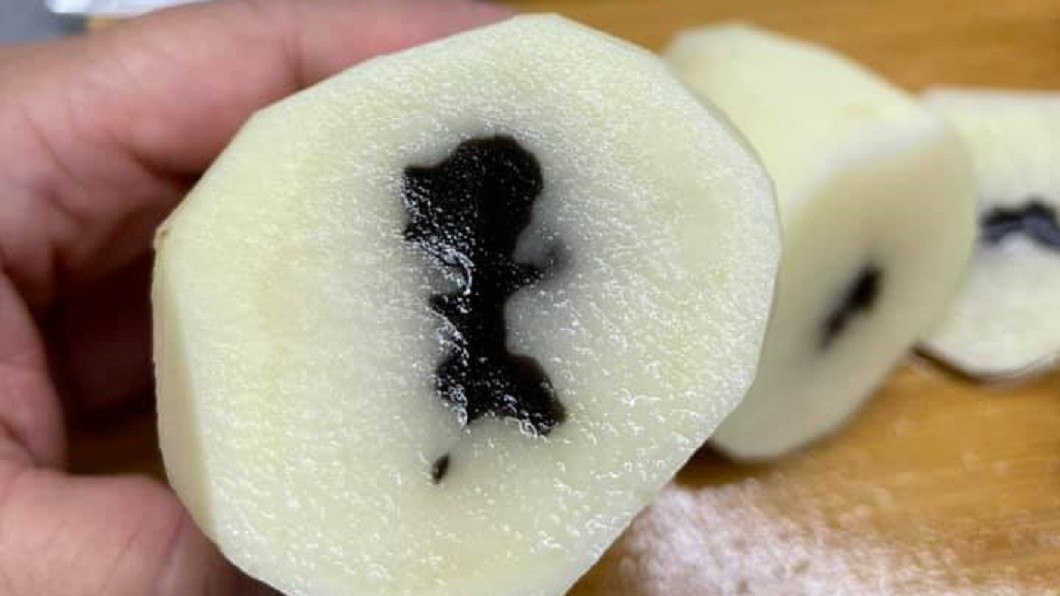 馬鈴薯有包餡?剖面驚見「詭黑斑塊」 網笑:隱藏版芝麻