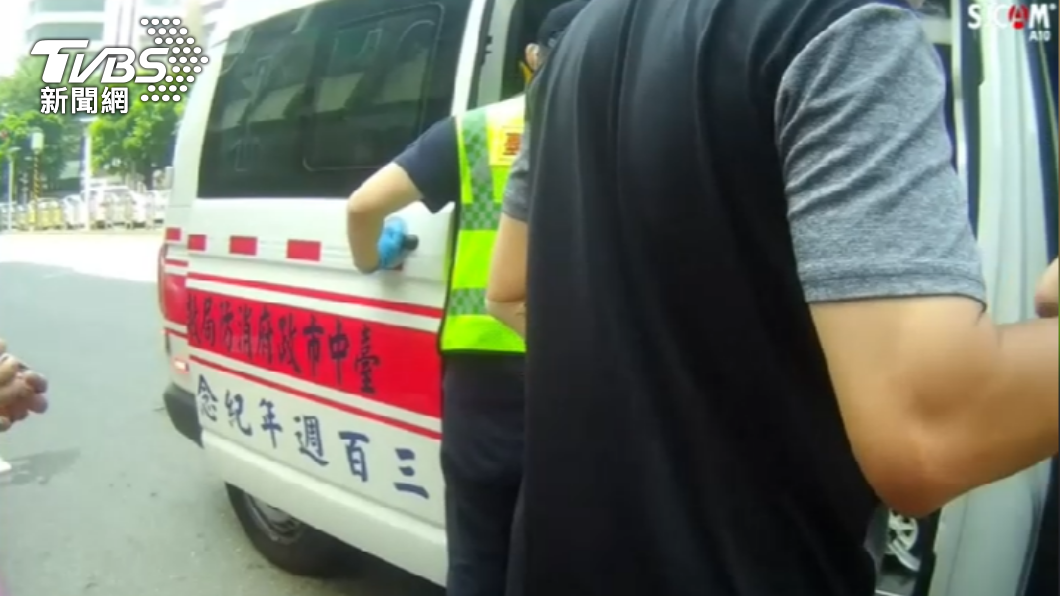 李姓婦人捐完血後暈倒，警消將她送醫治療。（圖／警方提供）