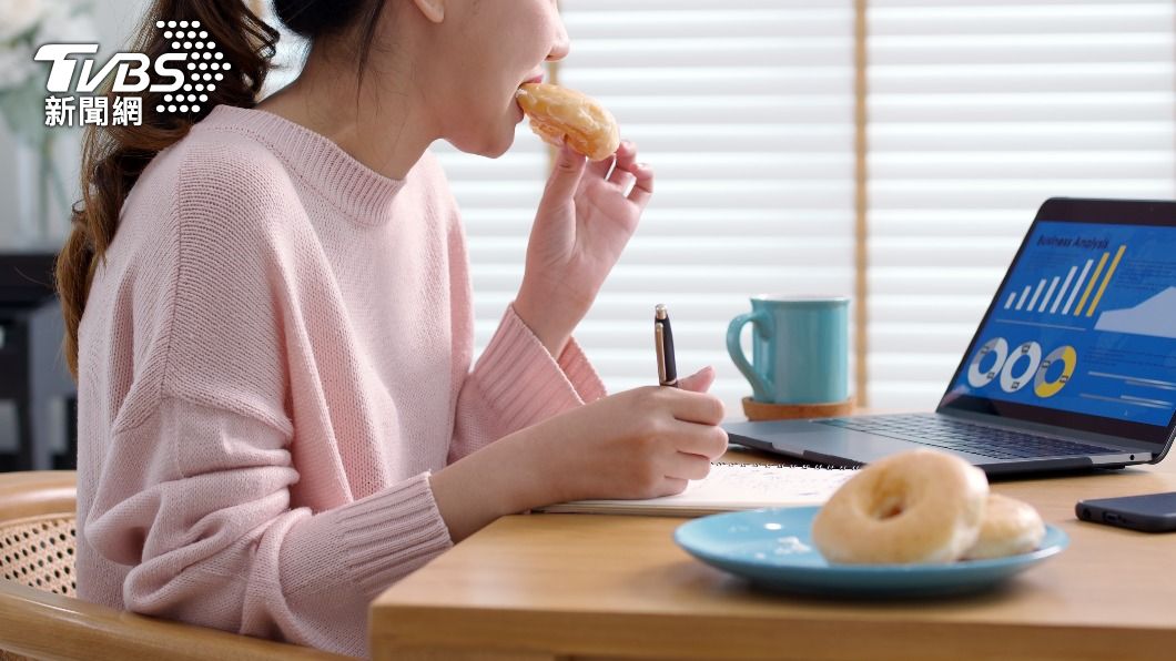 上班後體重飆凶手抓到！　調查「這職業女性」最易發胖