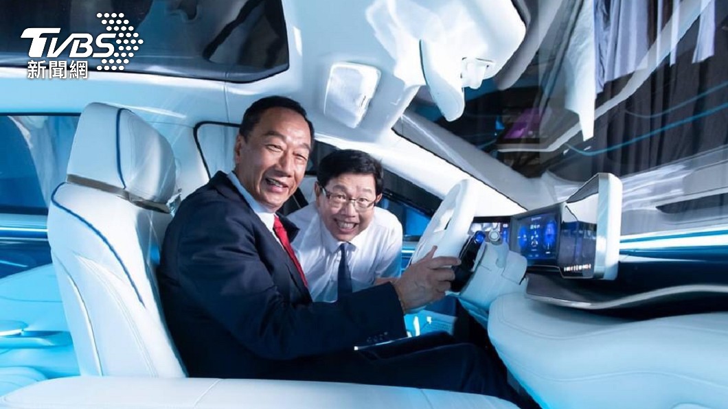 郭台銘昨駕駛Model E帥氣進場。(圖/鴻海提供)