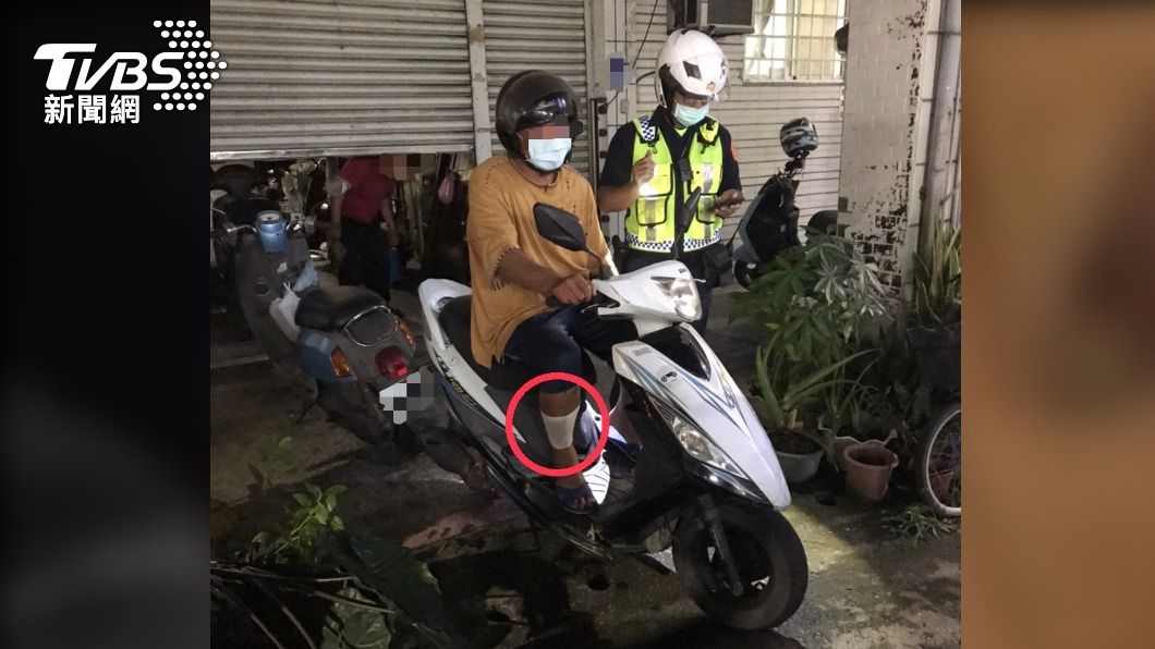 殷姓犯嫌偷車,因右小腿貼有「痠痛貼布」,讓警方迅速偵破竊案。(圖/警方提供)