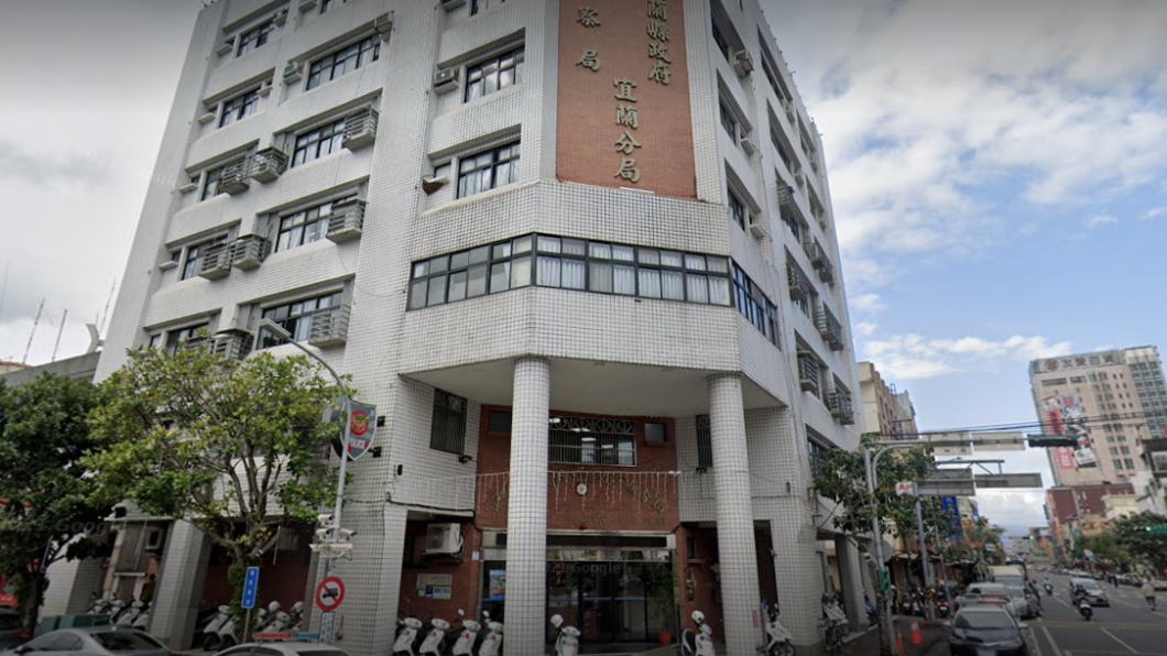 劉嫌於案發後,攜手槍與8發子彈到警局投案。(圖/翻攝自Google街景)