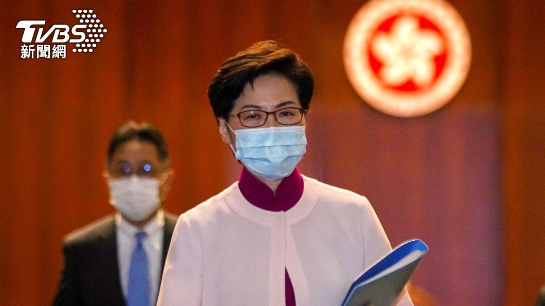 林鄭月娥驚傳跌倒導致右手骨折。(圖/達志影像路透社)