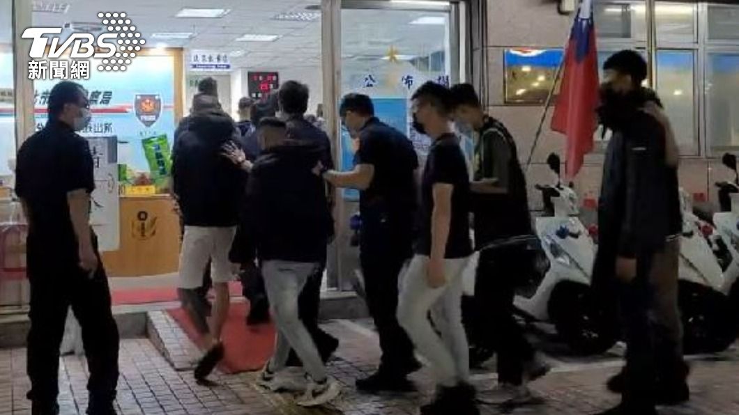 警方將14名嫌疑人逮捕。（圖／TVBS）