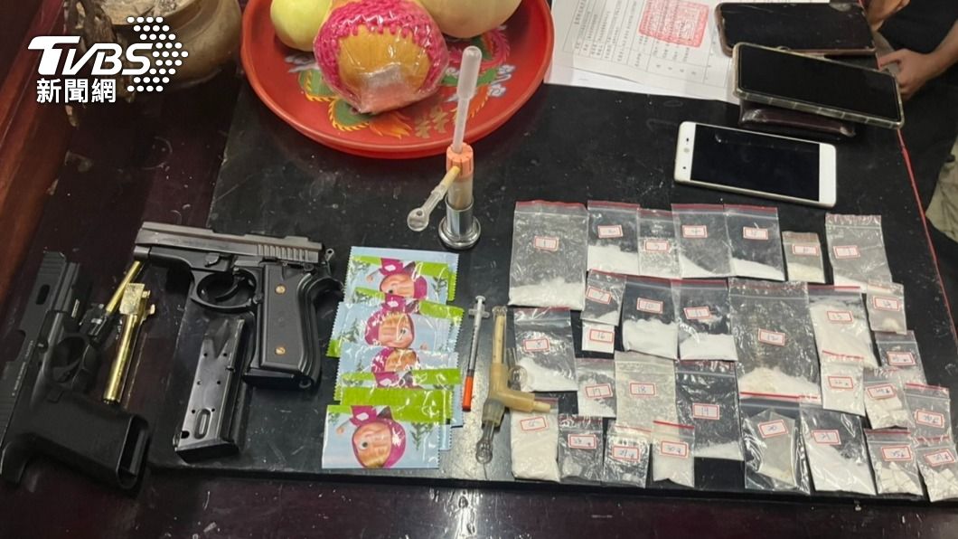 警方找到大量違禁品。(圖/TVBS)