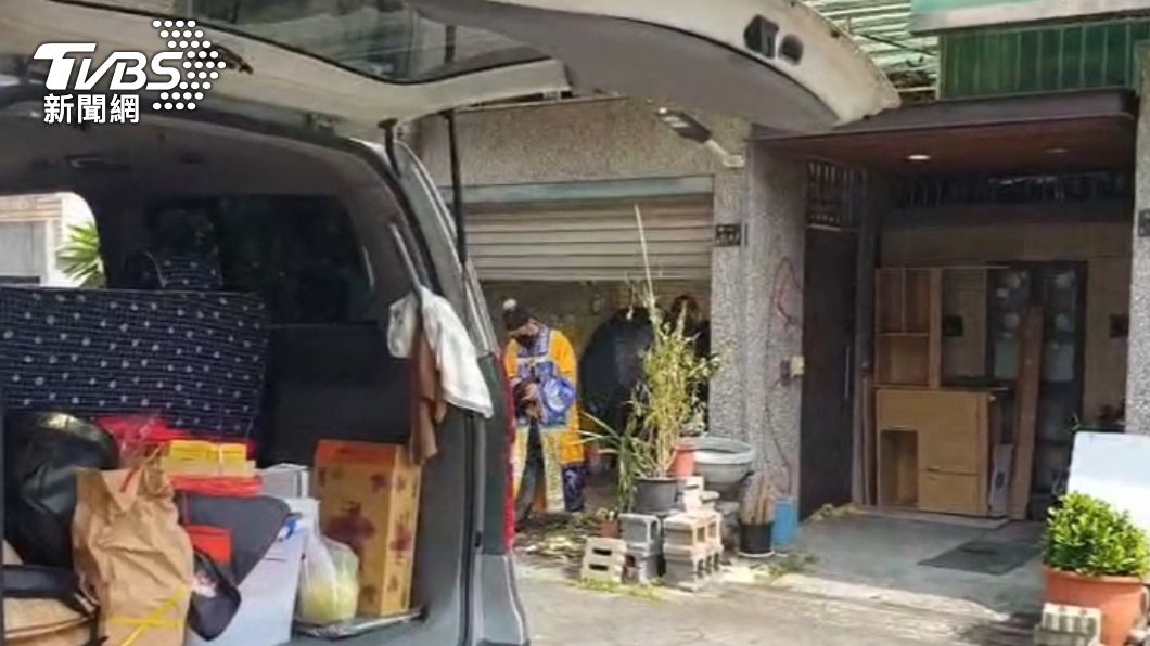 鳳梨揭女嬰疑遭虐死！阿公落淚招魂　父親胸口刺青女兒模樣