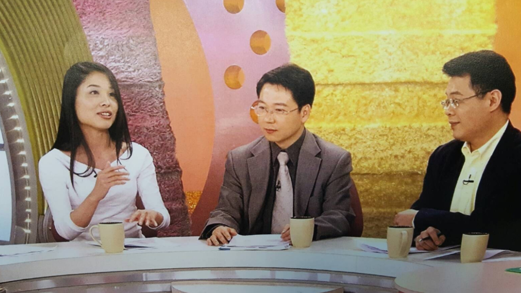 呂文婉（左1）幽默自嘲「20年前醜照出土」。（圖／翻攝自呂文婉臉書）