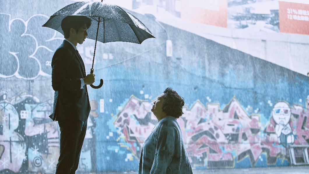 為孫女「雨中下跪求情」 鍾欣凌演技逼哭網:戳到掉淚