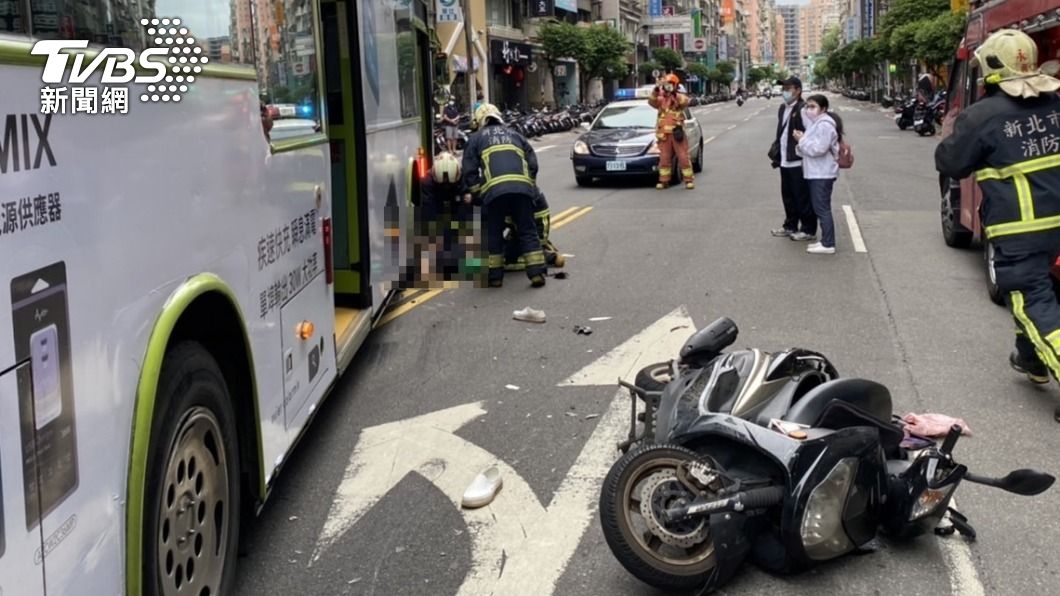 廂型車違停突切出!外送員摔車遭卡公車底 失血過多亡