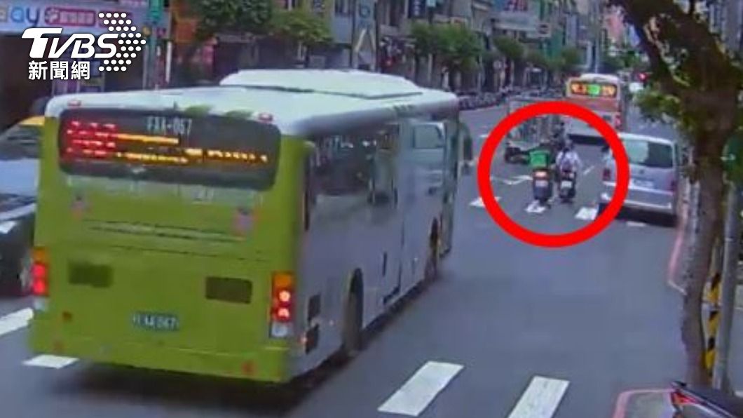 違停的廂型車突然切出,導致女騎士閃避緊貼外送員。(圖/TVBS)