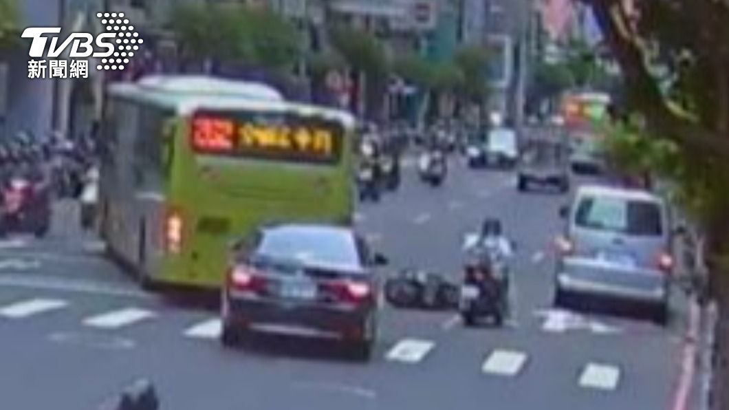 騎士遭捲進公車車底。(圖/TVBS)
