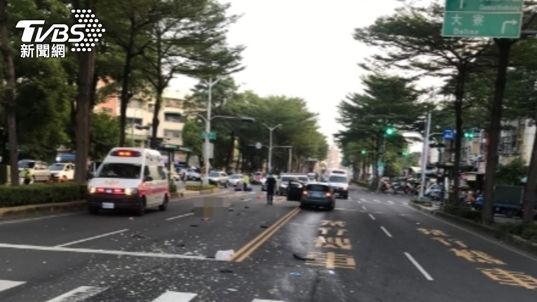 貪快闖紅燈!婦遭轎車撞噴數十尺 空中翻多圈重摔亡
