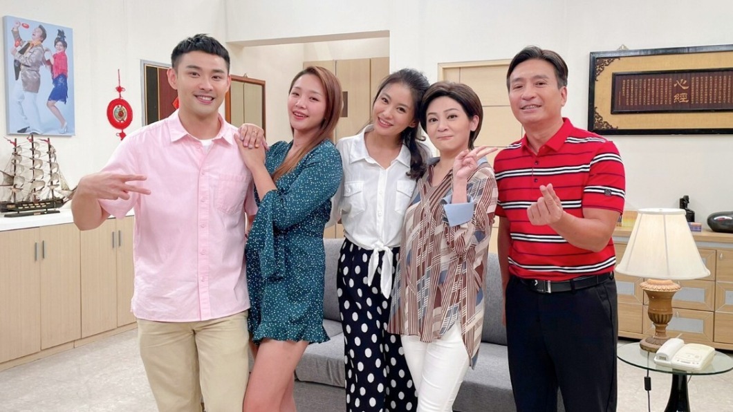 左起潘柏希、賴慧如、葉家妤、王彩樺、王中平,分享拍攝趣事。(圖/民視提供)