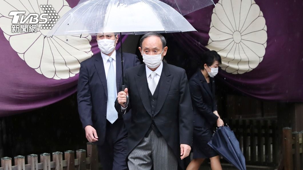 前首相菅義偉也在17日前往靖國神社。(圖/達志影像美聯社)