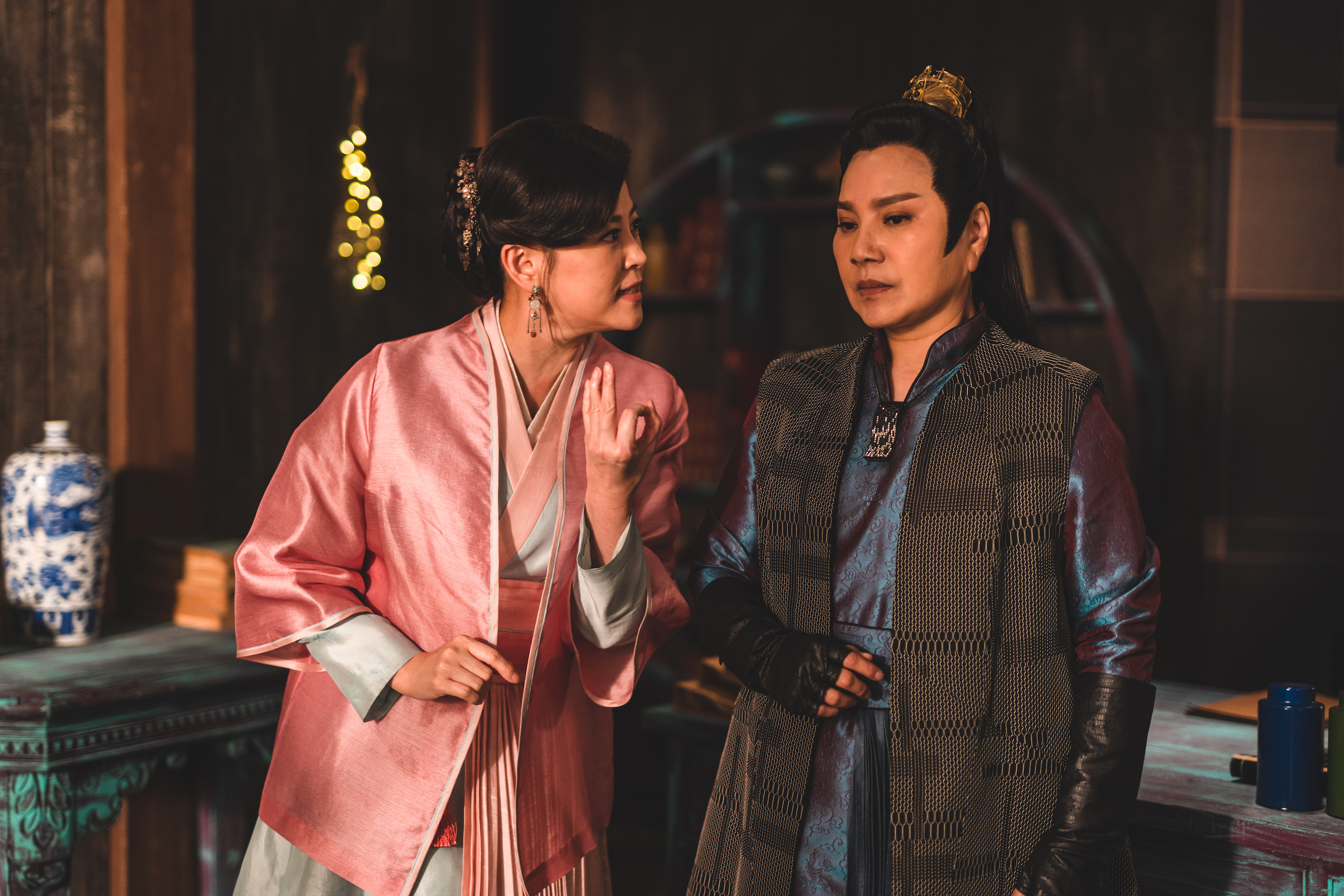 方馨（圖左）在劇中飾演客棧廚娘。（圖／公視台語台提供）