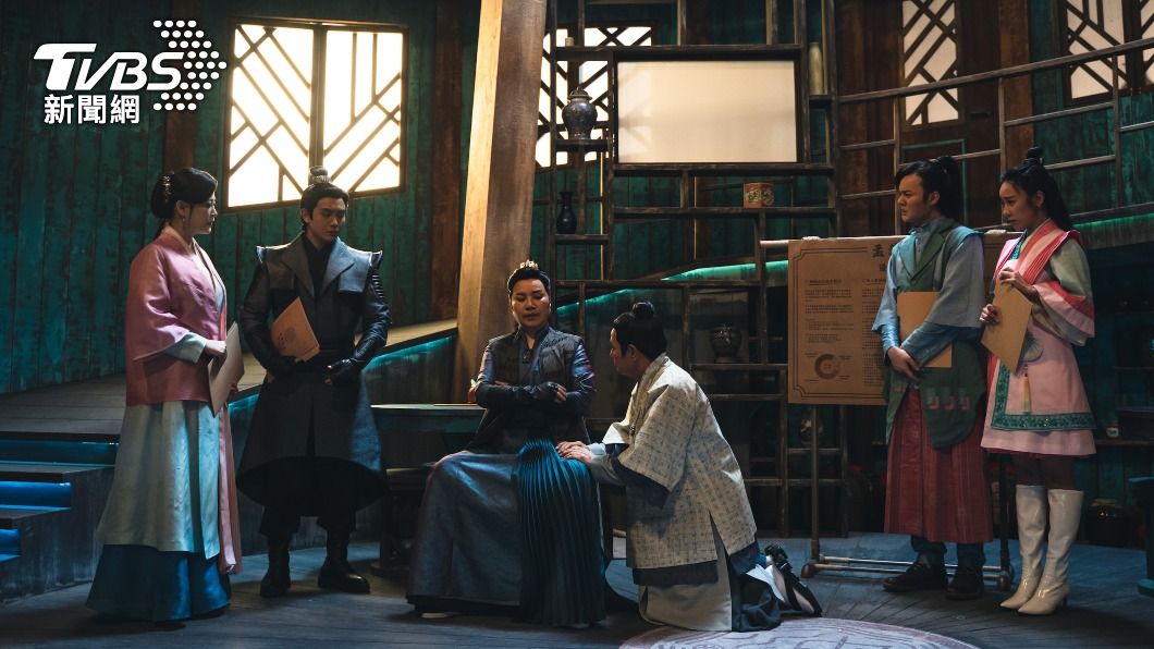 唐美雲（圖中）在《孟婆客棧》飾演唯利是圖的老闆，讓客棧成員好緊張。（圖／公視台語台提供）