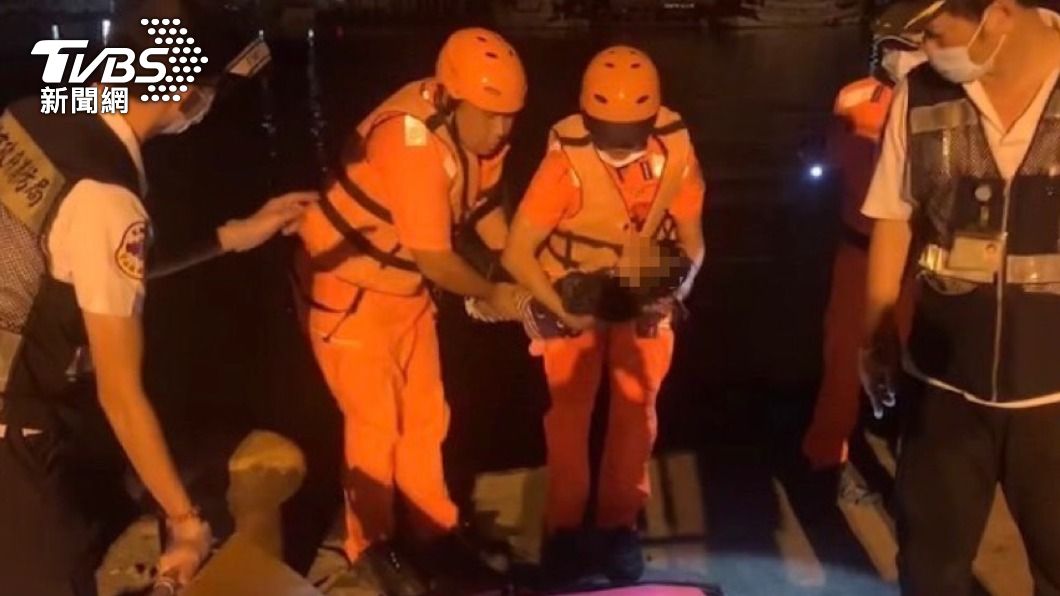 女兒落海!夜釣父跳水搶救也虛脫 海巡出船分頭營救
