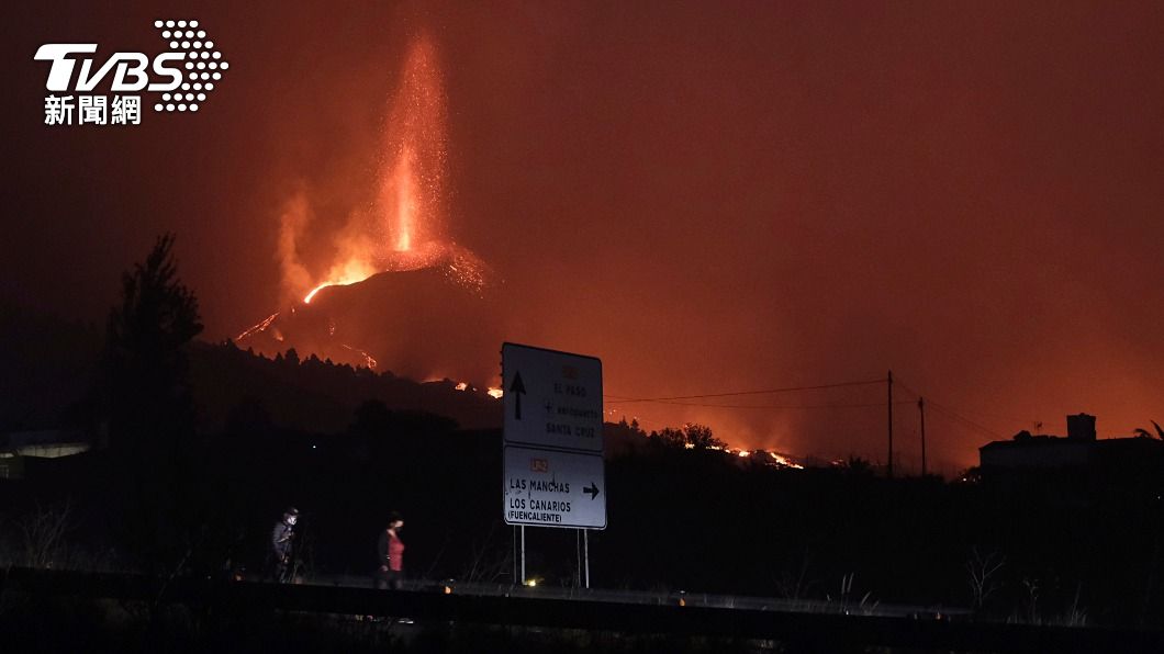 因為火山灰燼導致許多航班停飛。(圖/達志影像美聯社)