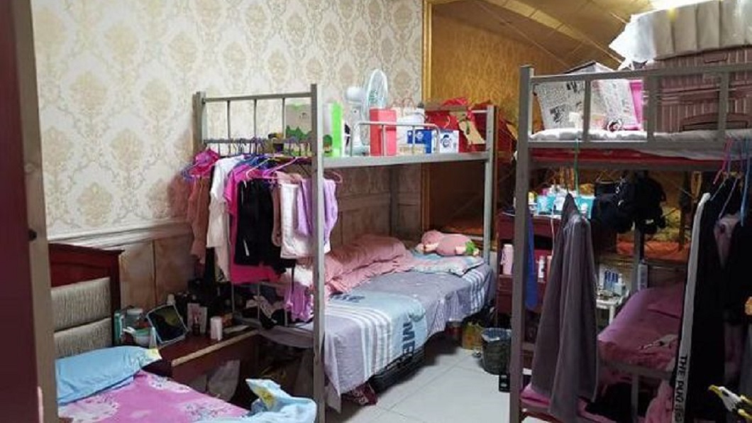 案發當下其他2名女同事聞聲趕來救人。(圖/翻攝自騰訊網)