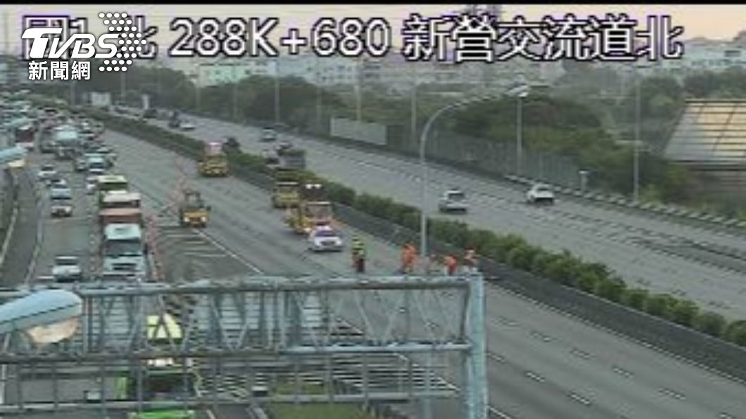 後方車流嚴重回堵。（圖／TVBS）