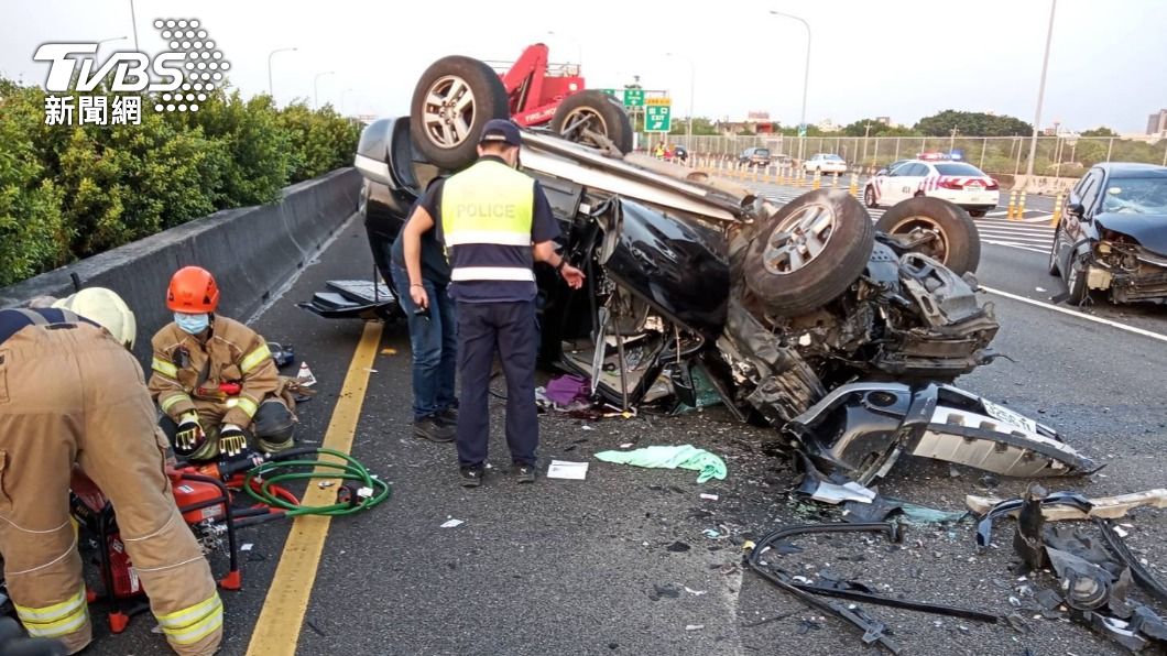 男國一逆向飆8公里!內側道對撞 車頭全爛當場OHCA