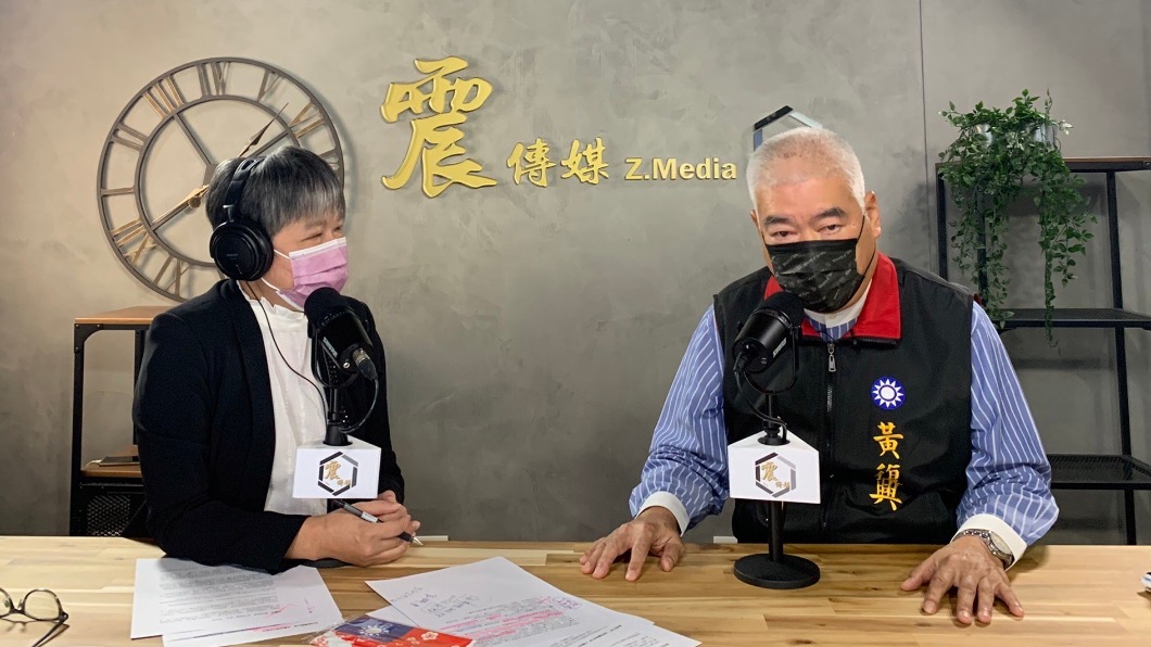 國民黨黃復興主委季麟連（右）受訪。（圖／新聞不芹菜提供）