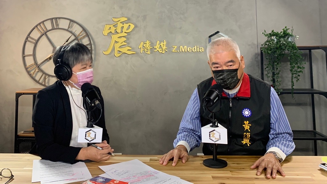 國民黨黃復興主委季麟連(右)受訪。(圖/新聞不芹菜提供)