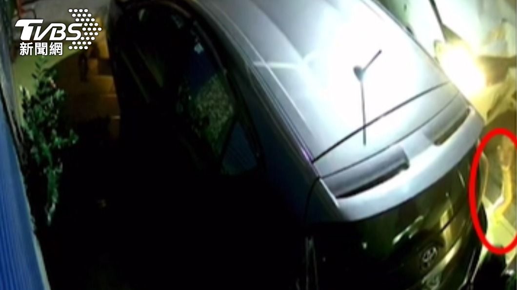 陳男直接掉在白車前。（圖／TVBS）