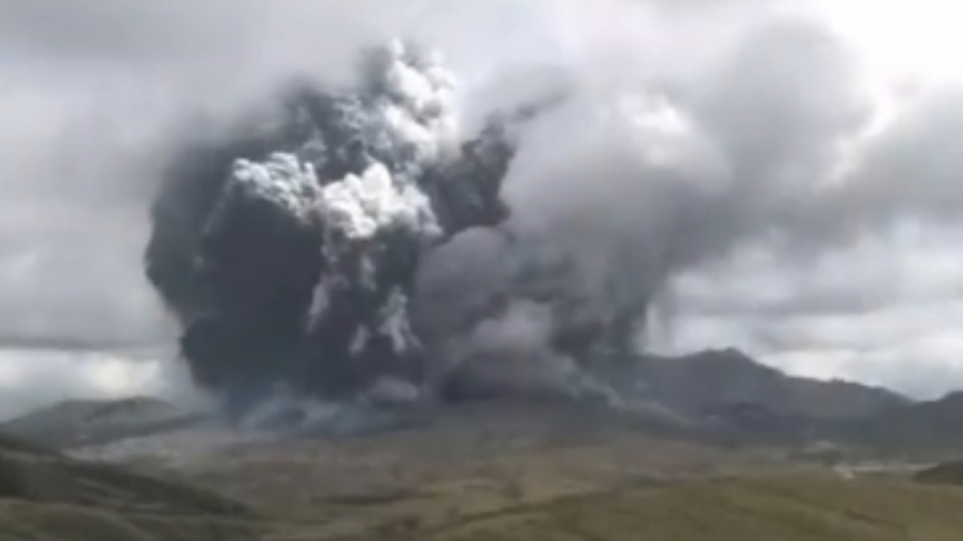 快訊/熊本阿蘇火山噴火!煙霧竄3500公尺 氣象廳發警報