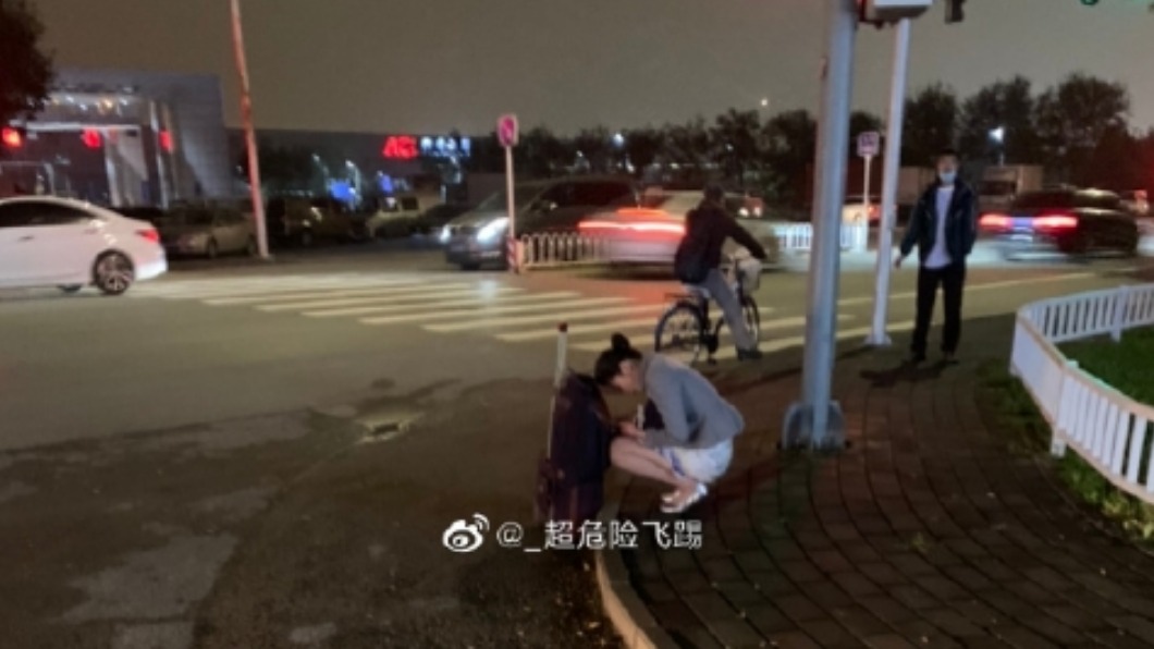 冷到蹲下狂抖!陸空姐行李箱擋寒風 高層路邊罰站感同身受