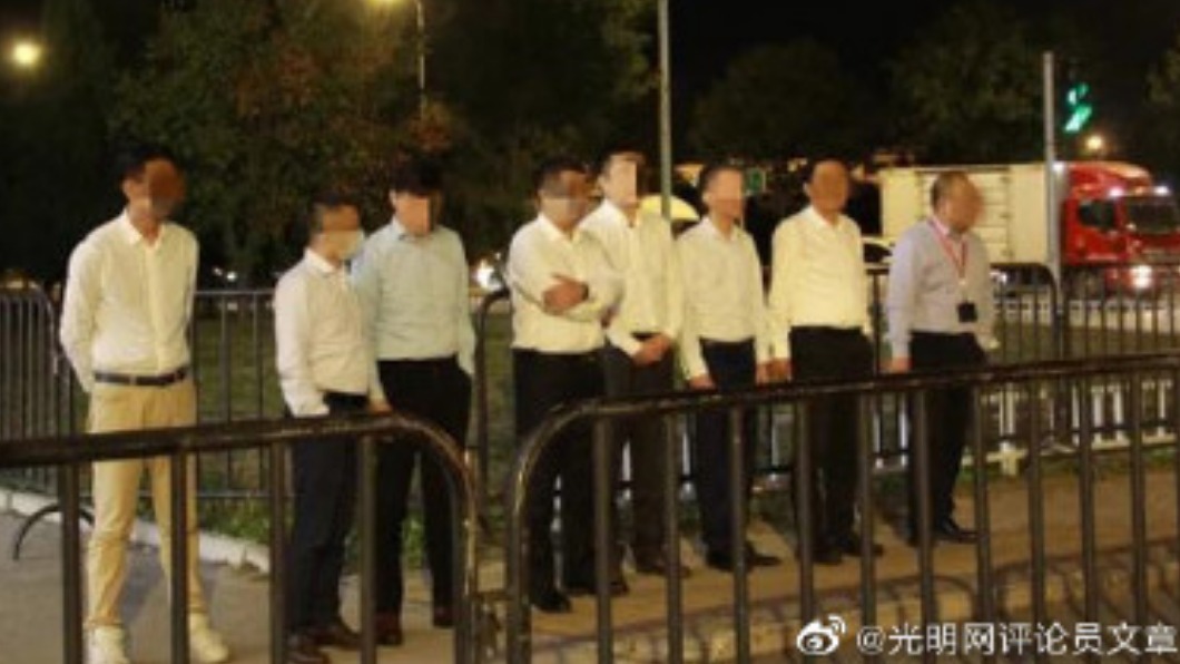海航高層被命令在路邊罰站體會空姐感受。（圖／翻攝自光明評論員文章微博）
