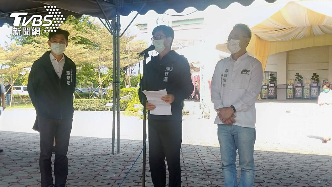 高雄城中城頭七法會，市長陳其邁（中）上午在殯儀館接受媒體聯訪。（圖／中央社）