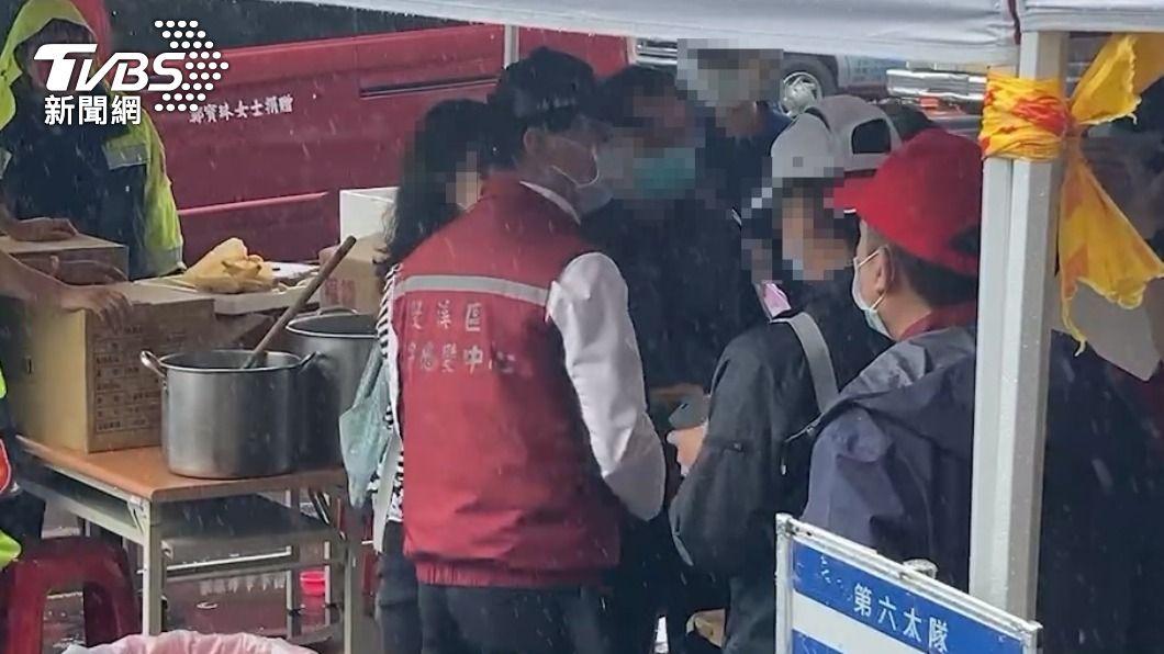 陳姓女童家屬接獲消息第一時趕到案發地點,後續到醫院確認遺體身分。(圖/TVBS)