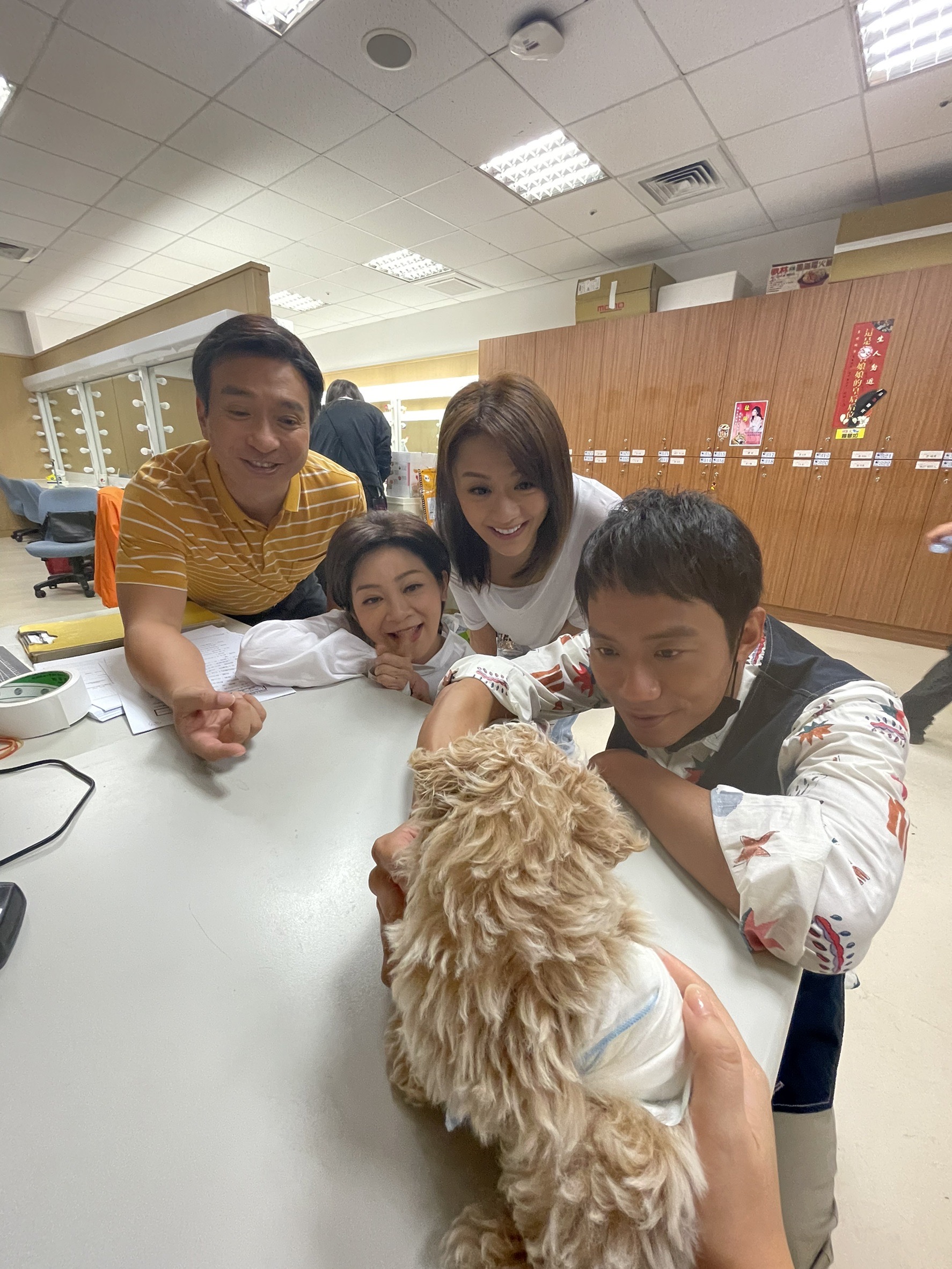 王彩樺帶毛兒子到棚內，王中平、張哲豪及苗真陪玩。（圖／民視提供）
