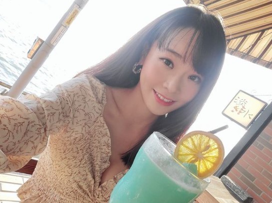 喜歡和粉絲分享生活，近日曬出深V喝飲料照。（圖／翻攝自林佑之IG）