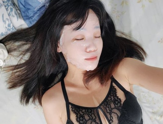 敷面膜躺床美照，好身材大展無疑。（圖／翻攝自林佑之IG）