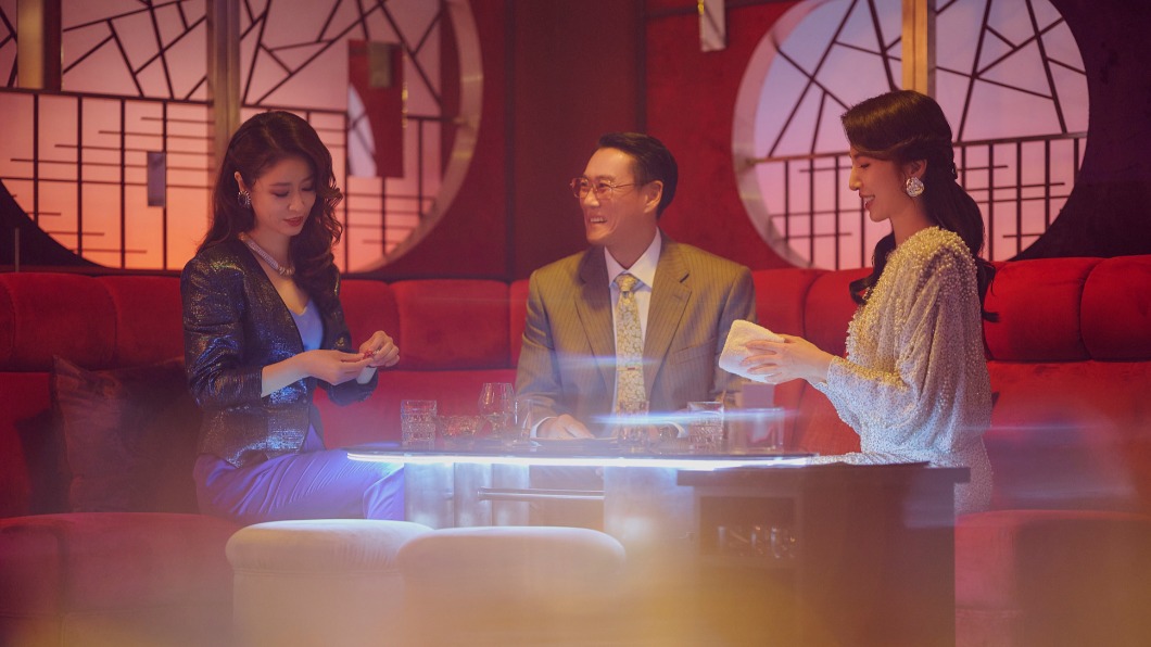中村先生與蘇媽媽有感情線。(圖/Netflix、百聿數碼提供)