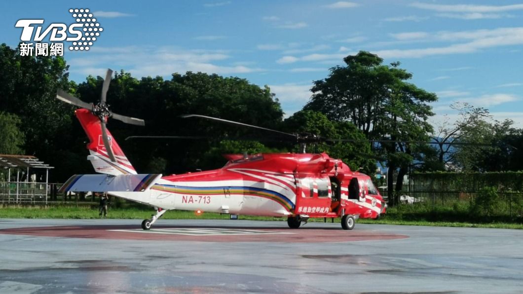 15日才由直升機吊掛傷、死者回平地。(圖/TVBS)