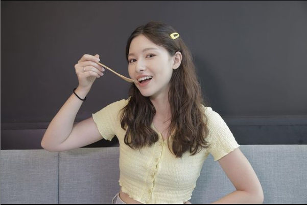 唄姬是台德混血兒，沙啞的聲音、魔性的笑聲是她的一大特色。（圖／翻攝自唄姬IG）