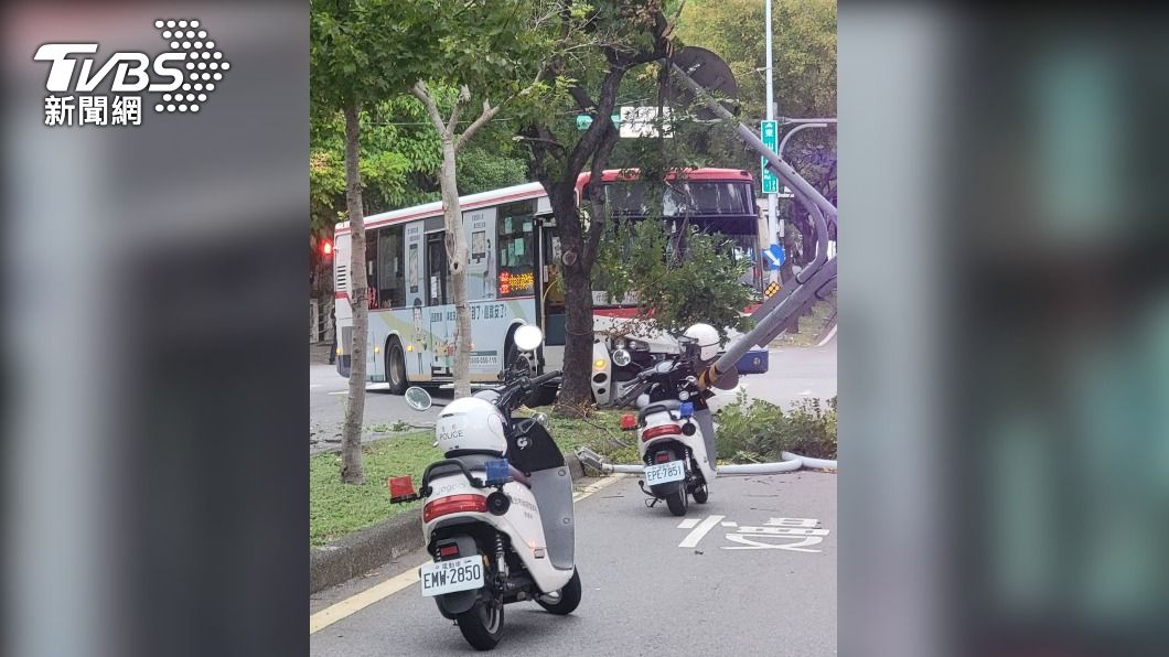 警方獲報趕到進行交通管制。（圖／民眾提供）