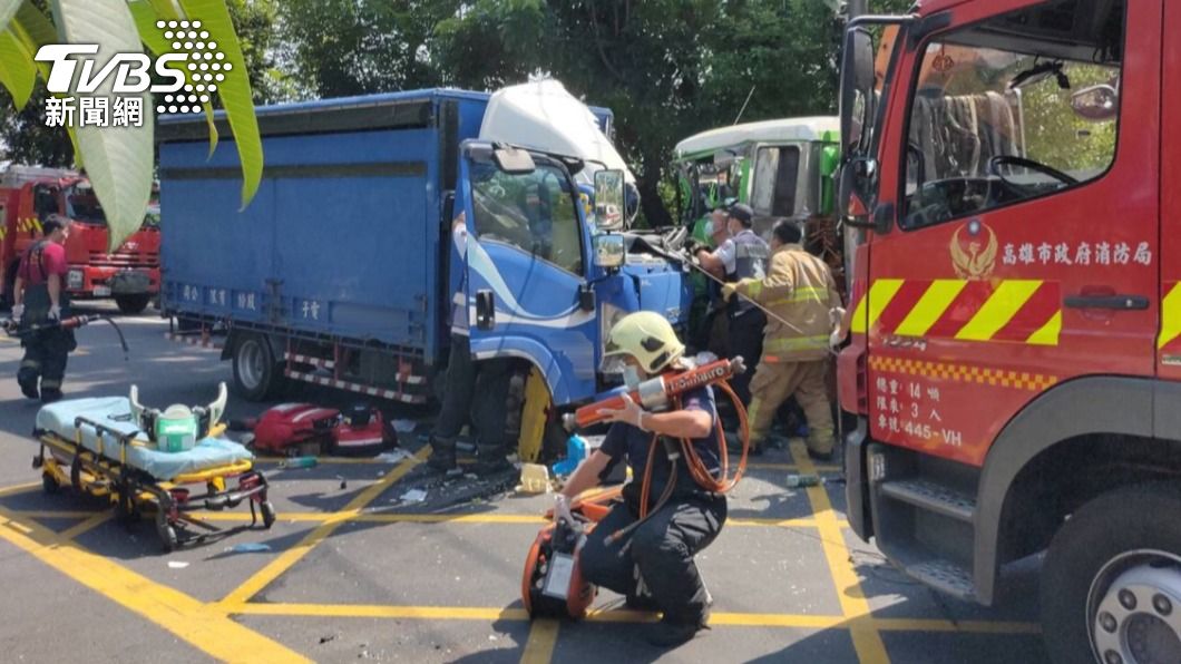 沒減速直衝對向!小貨車爆撞拖車 駕駛卡車內送醫亡
