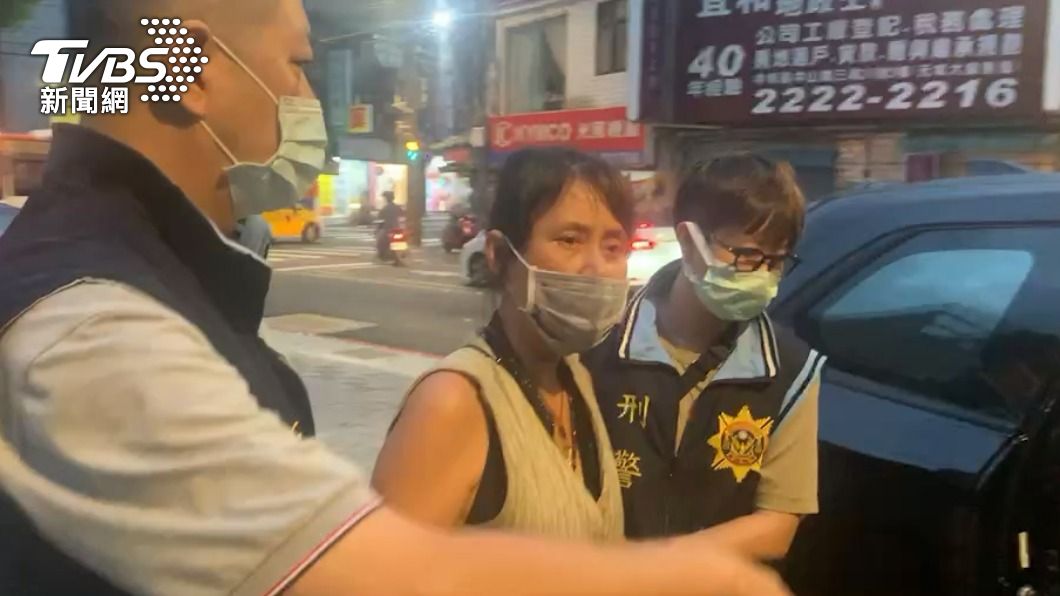 張淑晶被帶上警車時相當不情願。（圖／TVBS）