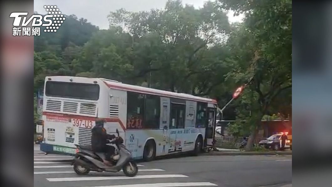 紅綠燈桿被撞倒在路中央。（圖／民眾提供）
