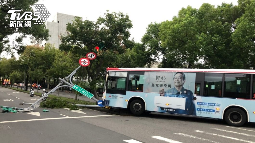 司機「手滑」突撞紅綠燈桿!歪腰橫躺馬路中央 幸未釀傷