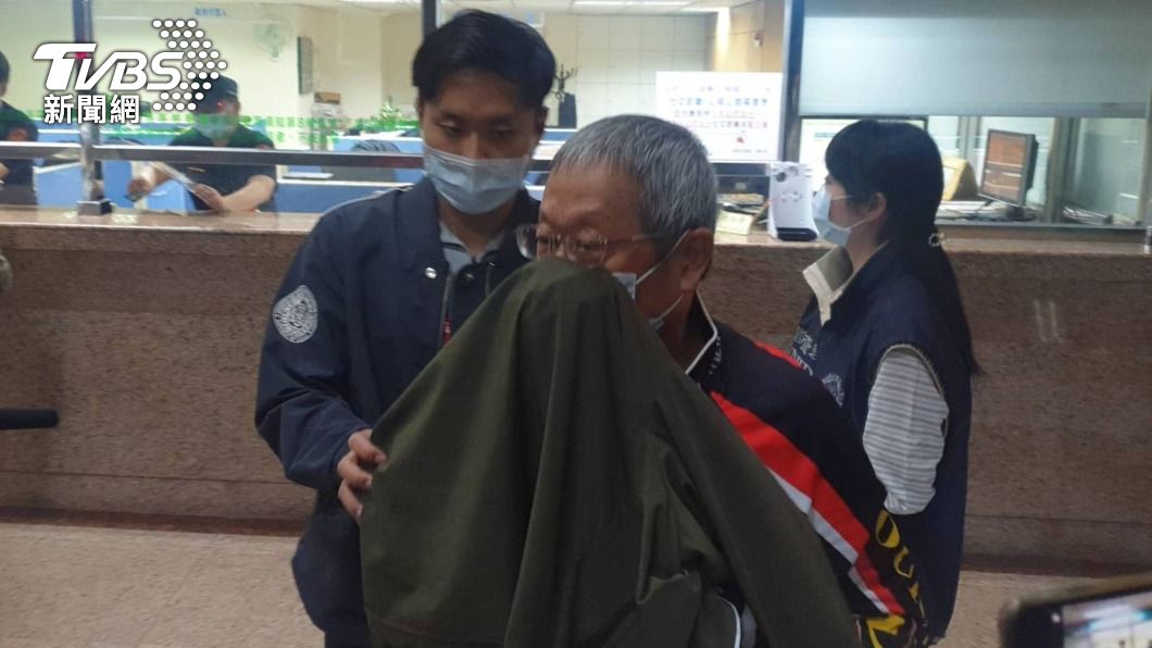 前基隆市議員韓良圻(前右)涉嫌藉由工程名義與他人有金錢往來。(圖/中央社)
