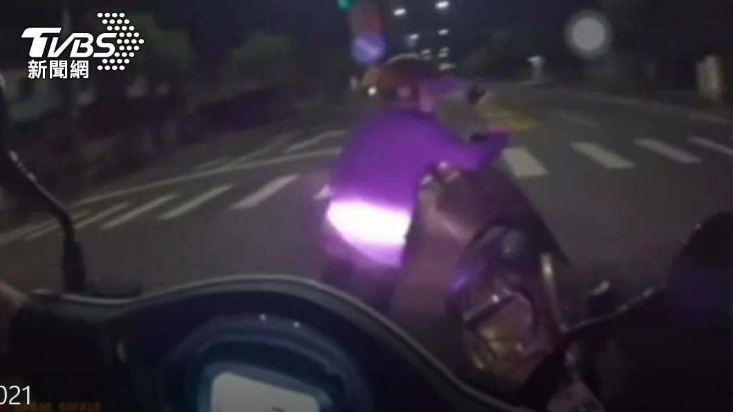 拒檢摔車！騎士牽車死命狂奔　難逃圍捕遭移送