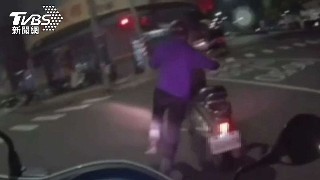 蔡男摔車後牽車狂奔。（圖／TVBS）